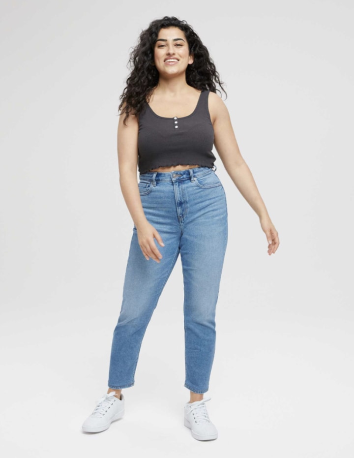 How to Find The Best High Waisted Mom Jeans For Any Size - Posh in