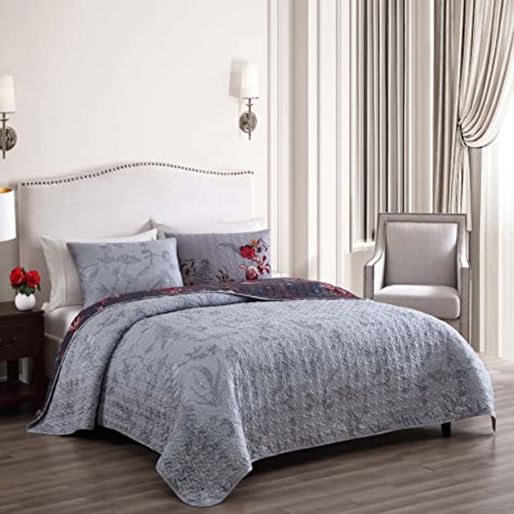 https://media-cldnry.s-nbcnews.com/image/upload/t_fit-720w,f_auto,q_auto:best/rockcms/2023-09/AMAZON-Bebejan-Nicole-3-Piece-Reversible-Gray-Ombre-Quilt-Set-100-Cotton-230-Thread-Count-Red-Blue-Floral-Bedspread-Print-Pattern-Lightweight-Soft-Luxury-1-Quilt-2-Shams-King-791780.jpg