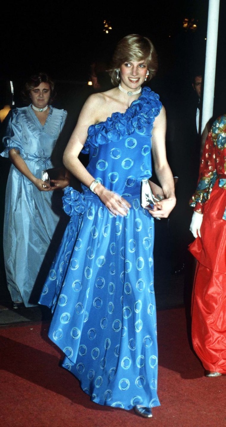 Принцесса диана в синем платье