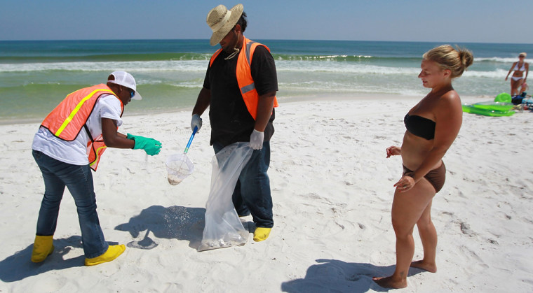 Image: Oil cleanup on Gulf beaches