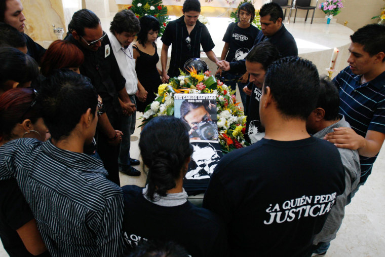 Image: Friends, colleagues and family members mourn the death of Luis Carlos Santiago during his funeral in Ciudad Juarez