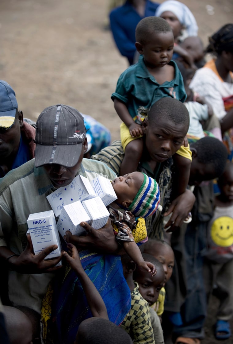 Image: Congolese refugees receive food aid