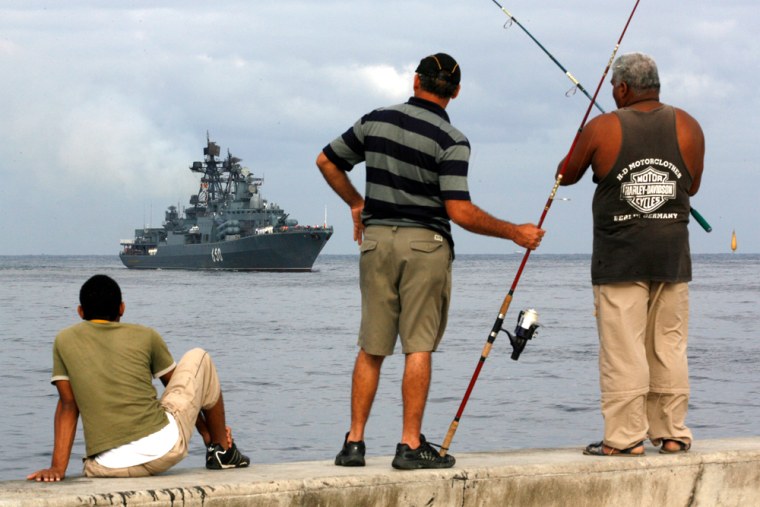 Image: Fishermen watch as Russian destroyer Admiral Chabanenko sails into Havana's bay