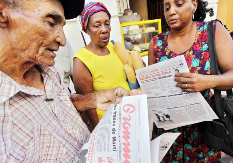 Image: Cubans read the newspaper