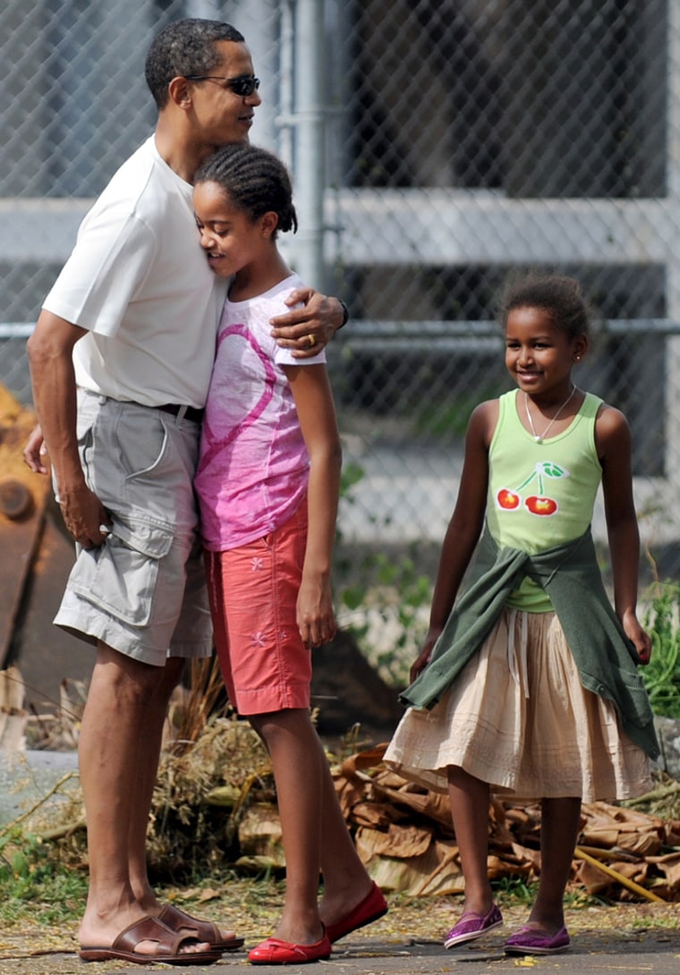Image: Barack Obama  with his daughters