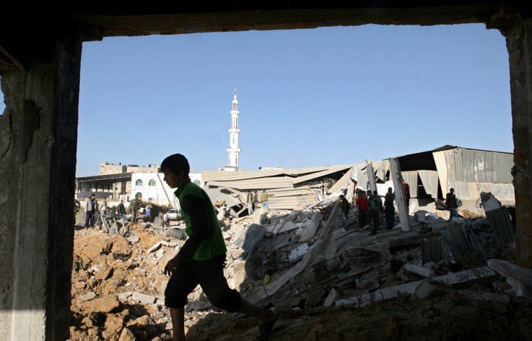 Image: Palestinians inspect buildings