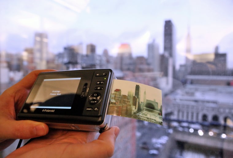 kooi Marty Fielding revolutie Polaroid camera produces prints on the spot