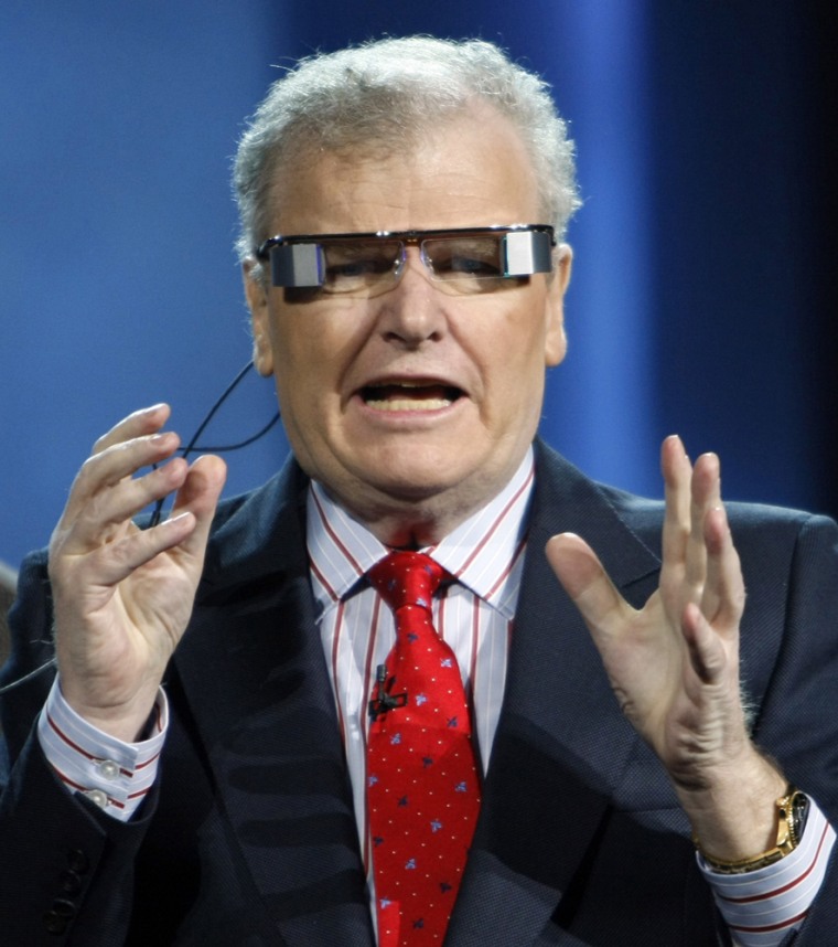Image: Sony CEO Howard Stringer demonstrates prototype 3D glasses