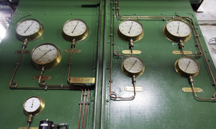 Image:  Eiffel tower's old elevator pressure gauge