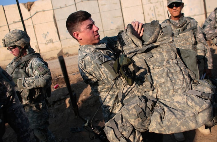 Image: Soldier dons his bodyarmor