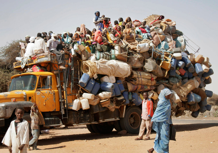 Image: Displaced Darfurians arrive by truck at the Zamzam refugee camp