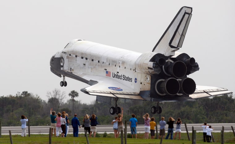 Image: The Space shuttle Discovery returns to earth at the Kennedy Space Center in Cape Canaveral