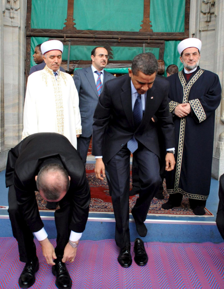Image: US President Obama visits the Blue Mosque