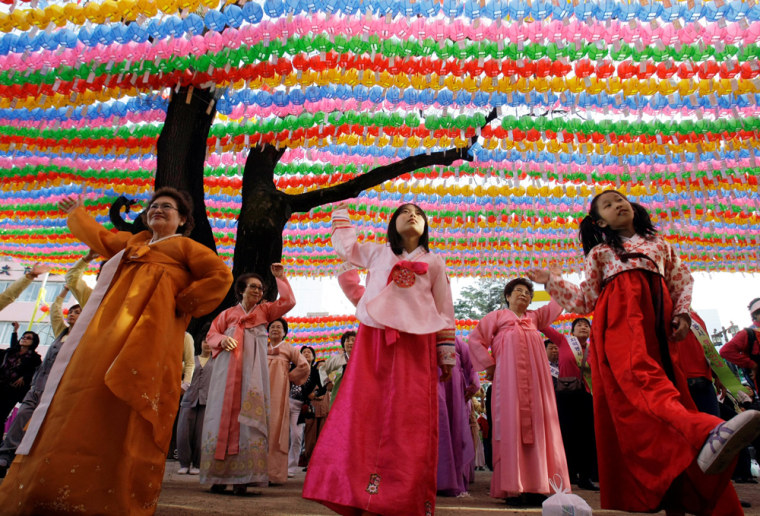 Image: South Koreans in traditional dresses dancing