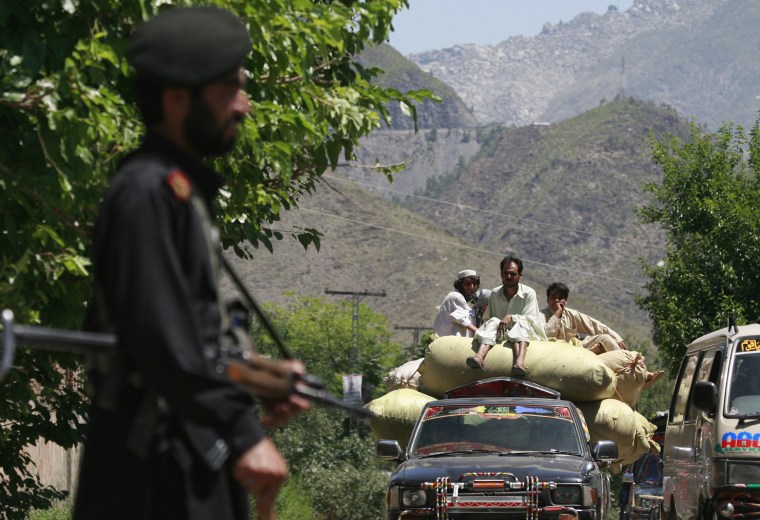 Image: Men fleeing a military offensive in Pakistan's Swat Valley