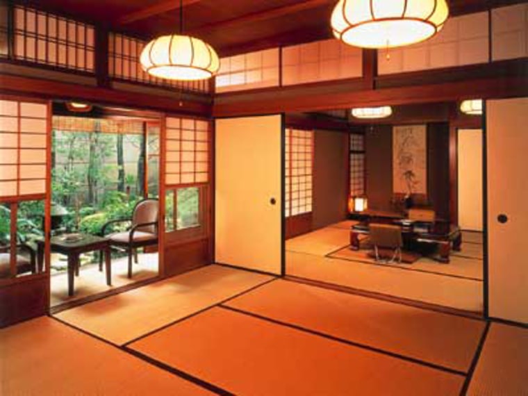 Both the Tawaraya Ryokan and Hiiragiya Ryokan — located across the alley from each other in Kyoto, Japan — successfully integrate the finest Japanese traditions and wabi-sabi philosophy, which emphasizes simplicity and purity.