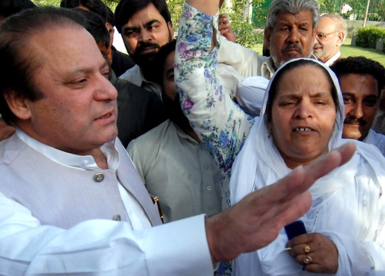 Image: Court lifts ban on Sharif brothers