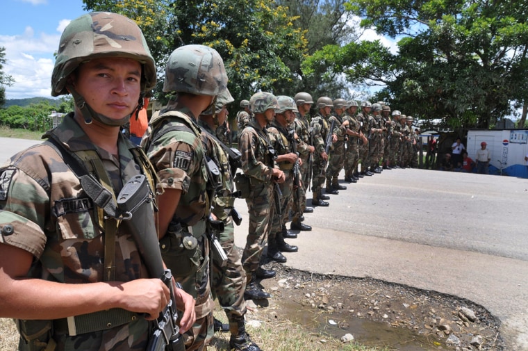Image: Honduran soldiers stand guard at the border