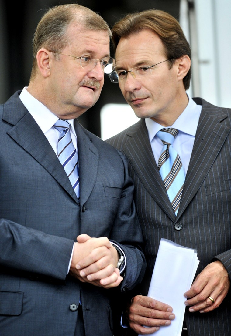 Image: Departing Porche CEO Wendelin Wiedeking and his successor Michael Macht