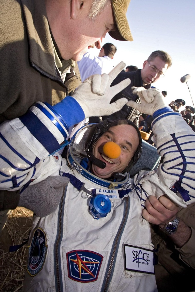 Image: International space crew lands in Kazakhstan