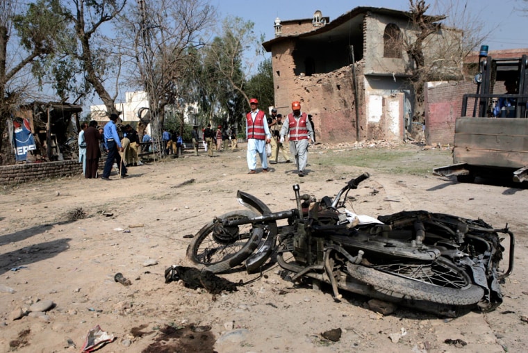 Image: Scene of suicide bombing in Peshawar