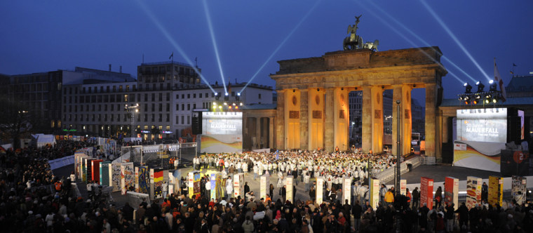 Image: Illuminated landmark Brandenburg Gate in Berlin