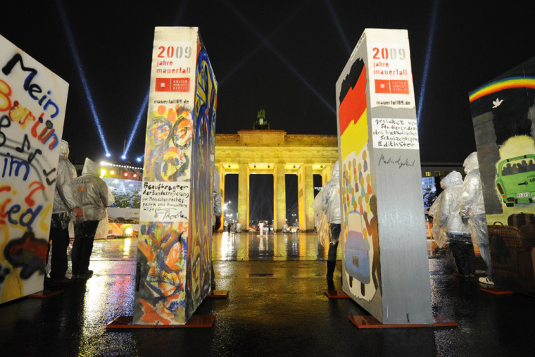 Image: Individually painted dominos stand along the former route of the wall in Berlin