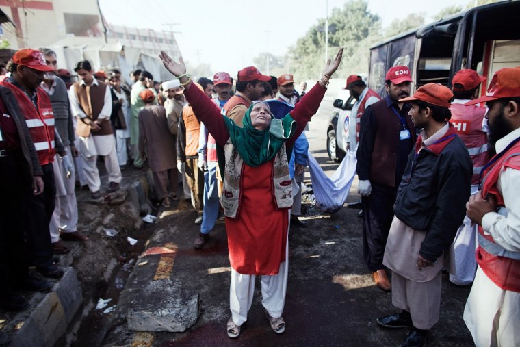 Image: A woman grieves at the site of a suicide bomb blast in Peshawar, Pakistan