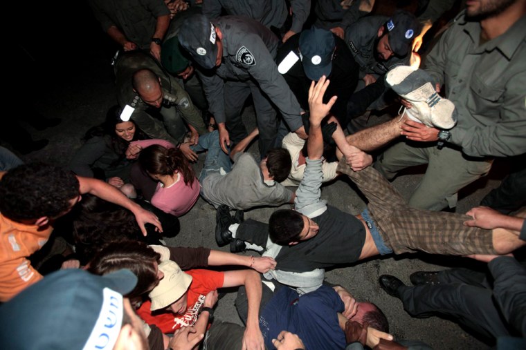 Image: Israeli police officers and Jewish settlers scuffle