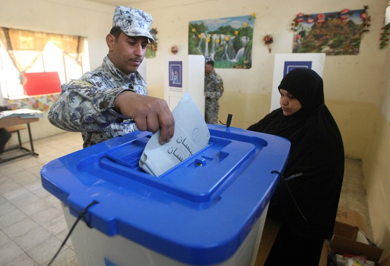 Image: Voting begins in Iraq
