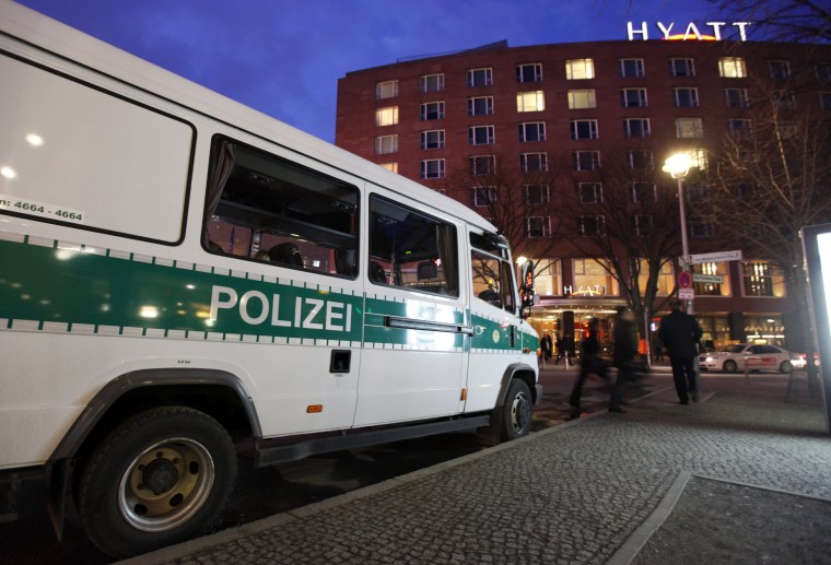 Image: A police car stand next to Grand Hyatt hotel in Berlin