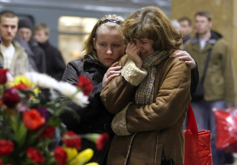 Image: Mourning explosion victims at Moscow's metro station