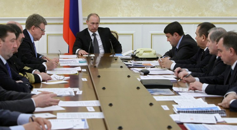 Image: Russian Prime Minister Vladimir Putin (C) heads up a meeting in Moscow