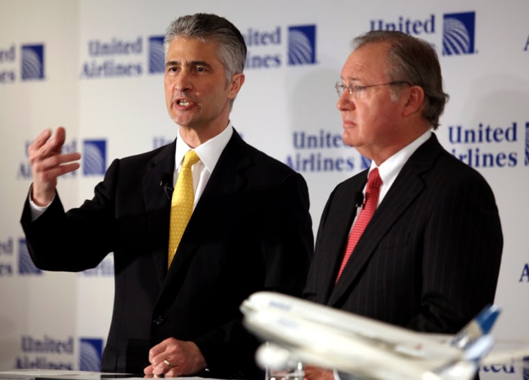 Image: Continental's CEO Jeff Smisek, left, speaks as United Airlines CEO Glenn Tilton