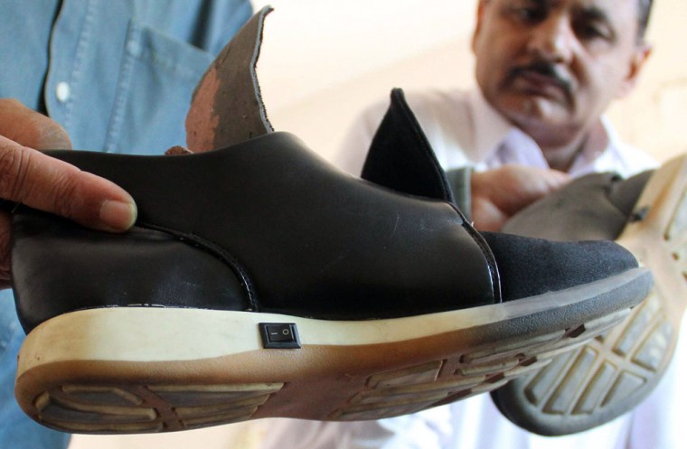 Image: Man arrested at the Karachi airport for keeping electric circuit and batteries in his shoes