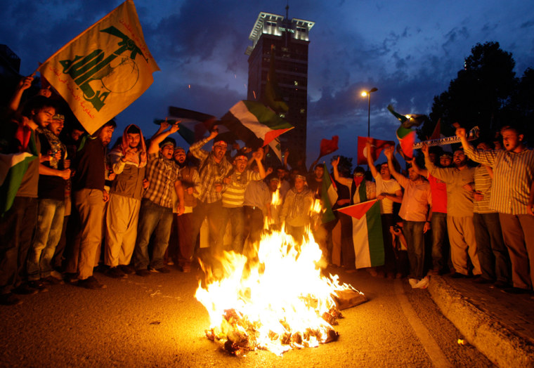 Image: Protesters burn a representation of Israeli Prime Minister Benjamin Netanyahu during a demonstration in Istanbul