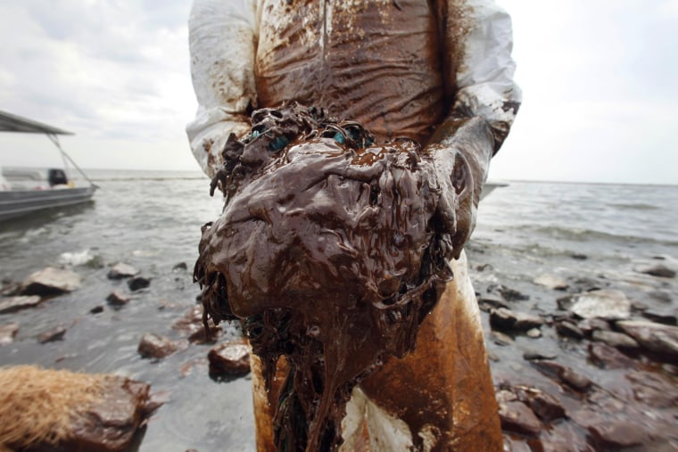 Image: Oil cleanup