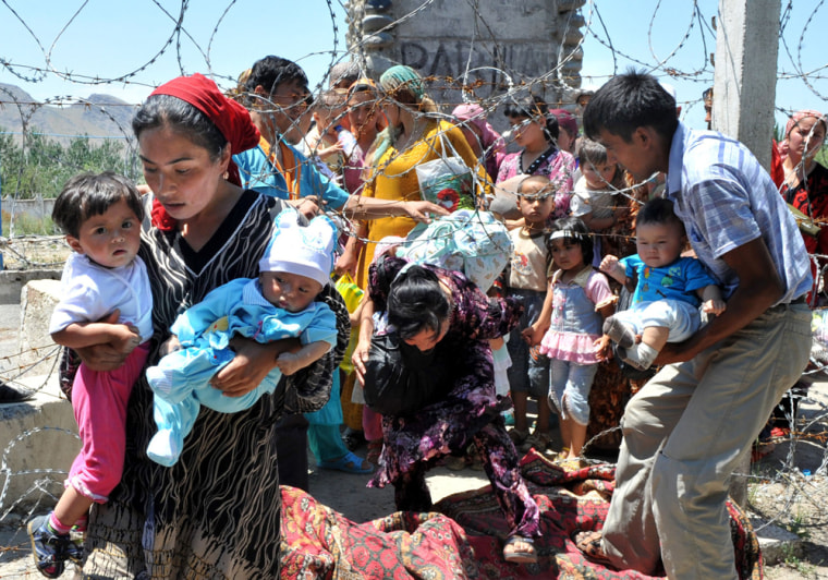 Image: Ethnic Uzbek refugees cross the Kyrgyz-Uzbek border on their way back to Kyrgyzstan