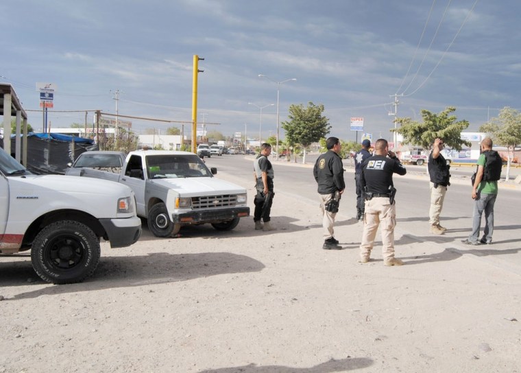 Image: Police checkpoint near Nogales, Mexico