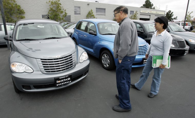 Image: Customers look at a Chrysler PT Cruisers