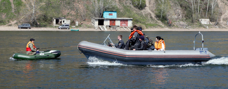 Image: River police officers and fishing inspectors approach a fisherman