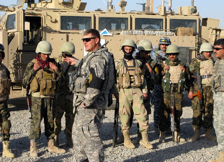 Image: A U.S. army sergeant gives a briefing to U.S. troops, Iraqi policemen, soldiers and Kurdish peshmerga fighters