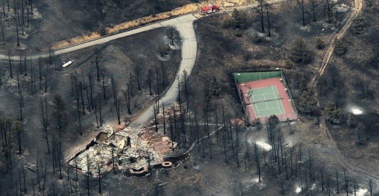 Image: Wildfire Threatens Homes And Forces Evacuations Near Boulder, Colorado