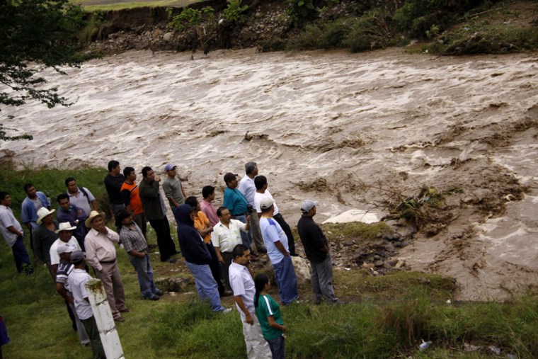 Image: Residents of Macuilxochitl Tlacolula de Matamoros observe the flooded riverr