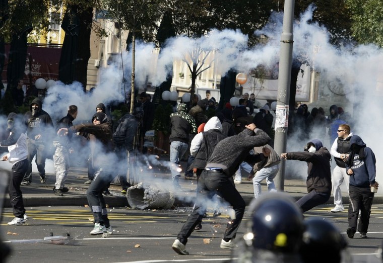 Image: Anti-gay protesters clash with riot policemen in Belgrade