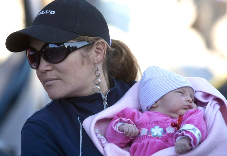 Image: Elisabeth Segovia holds her baby Esperanza Ticona