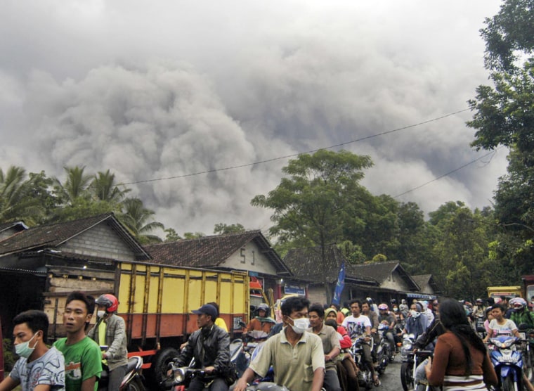 Image: Residents flee Mount Merapi volcano eruption