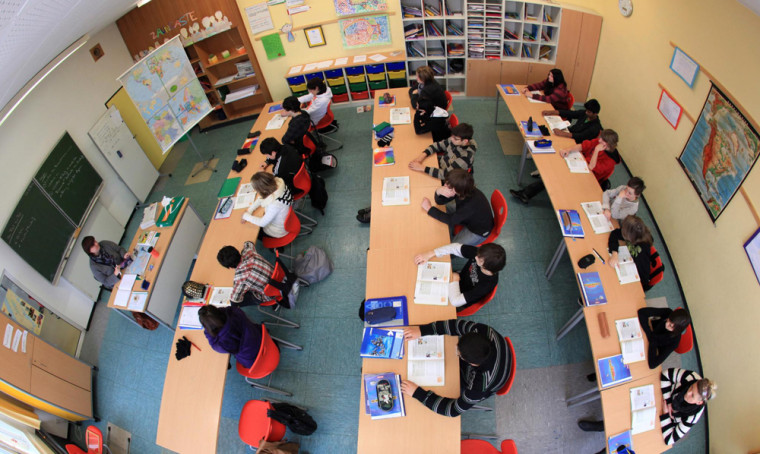 Image: Students sitting in a classroom at a Hauptschule in Arnsberg, Germany