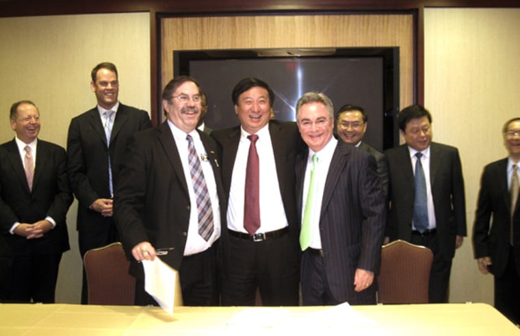 Image: United Steelworkers union President Leo Gerard, front left, poses with leaders of the plan to build a wind farm in West Texas