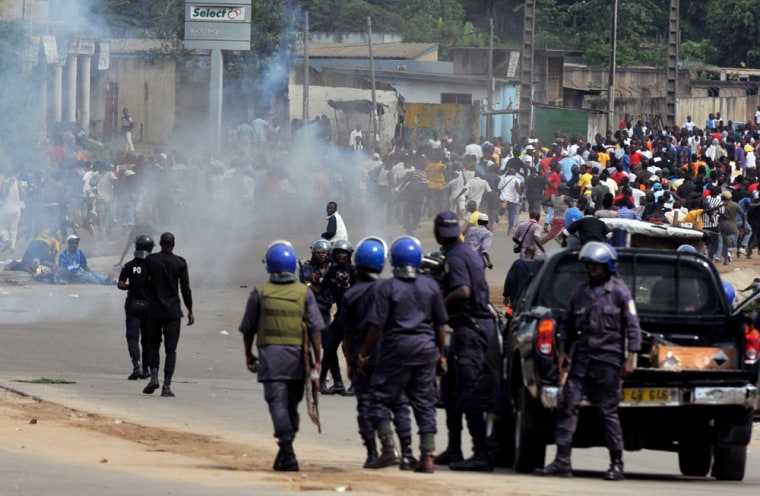 Image: Ivory Coast police face supporters of Al